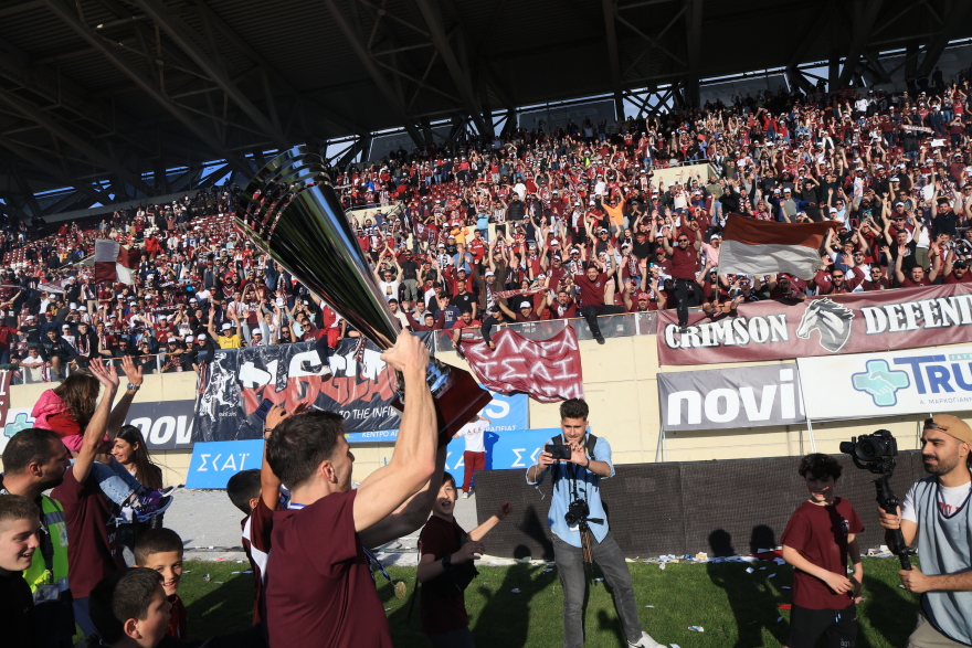 «Κάηκε» η Λάρισα - Με άλογο και πούλμαν στον αγωνιστικό χώρο η φιέστα ανόδου της ΑΕΛ - Βίντεο, φωτογραφίες 