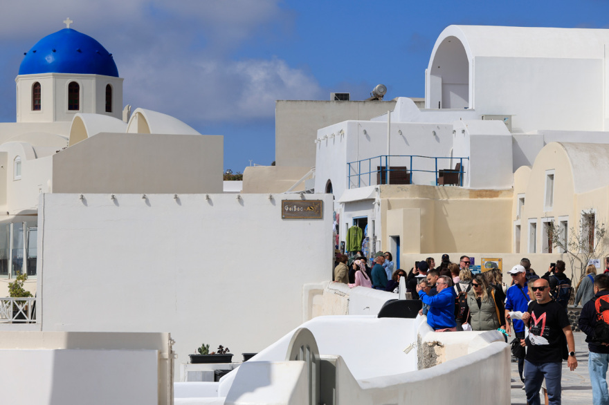 Γέμισε ξανά με τουρίστες η Σαντορίνη - Δείτε φωτογραφίες