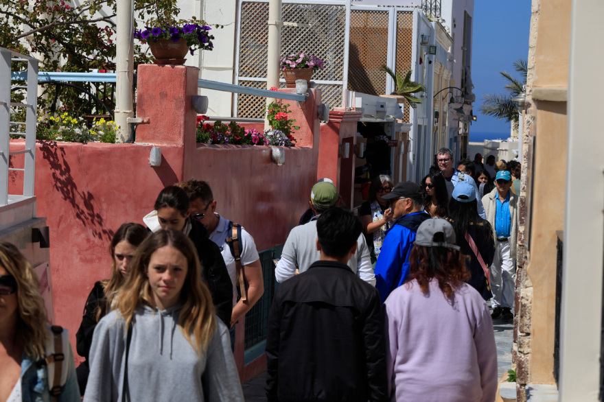 Γέμισε ξανά με τουρίστες η Σαντορίνη - Δείτε φωτογραφίες