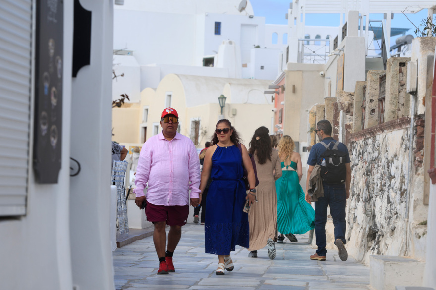 Γέμισε ξανά με τουρίστες η Σαντορίνη - Δείτε φωτογραφίες