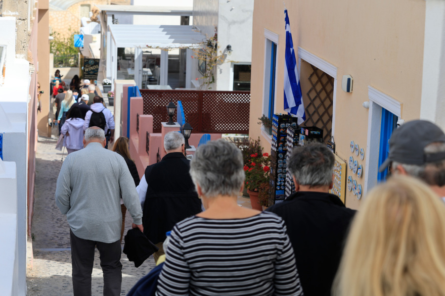 Γέμισε ξανά με τουρίστες η Σαντορίνη - Δείτε φωτογραφίες