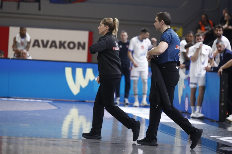 Οπαδός του Πανιωνίου έβρισε τον Βεζένκοφ - Άδειασε η εξέδρα πίσω από τον πάγκο του Ολυμπιακού με εντολή της Τσαρούχα - Βίντεο 