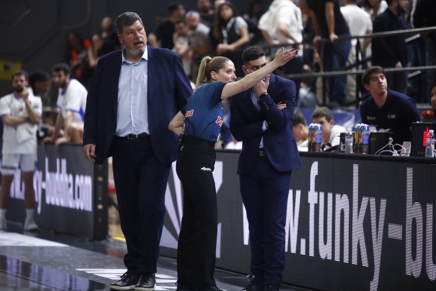 Οπαδός του Πανιωνίου έβρισε τον Βεζένκοφ - Άδειασε η εξέδρα πίσω από τον πάγκο του Ολυμπιακού με εντολή της Τσαρούχα - Βίντεο 