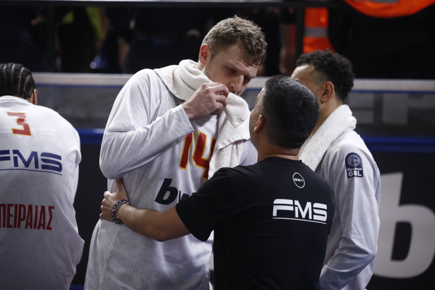 Οπαδός του Πανιωνίου έβρισε τον Βεζένκοφ - Άδειασε η εξέδρα πίσω από τον πάγκο του Ολυμπιακού με εντολή της Τσαρούχα - Βίντεο 