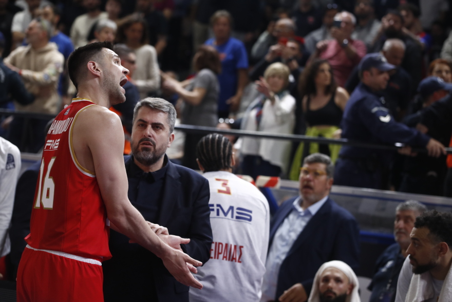 Οπαδός του Πανιωνίου έβρισε τον Βεζένκοφ - Άδειασε η εξέδρα πίσω από τον πάγκο του Ολυμπιακού με εντολή της Τσαρούχα - Βίντεο 