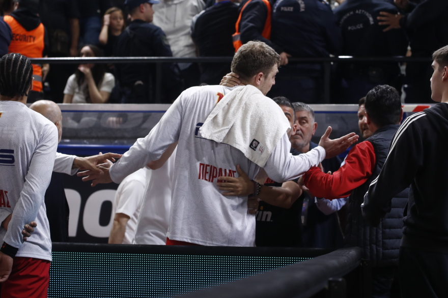 Οπαδός του Πανιωνίου έβρισε τον Βεζένκοφ - Άδειασε η εξέδρα πίσω από τον πάγκο του Ολυμπιακού με εντολή της Τσαρούχα - Βίντεο 