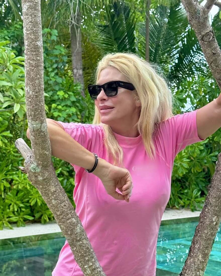 Η Ελένη Μενεγάκη ποζάρει χωρίς ίχνος μακιγιάζ φορώντας το μαγιό της 