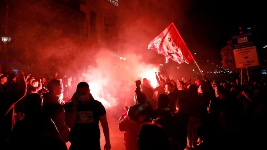 Ξέφρενοι πανηγυρισμοί στο Πασαλιμάνι για το 16ο πρωτάθλημα του Ολυμπιακού στο μπάσκετ