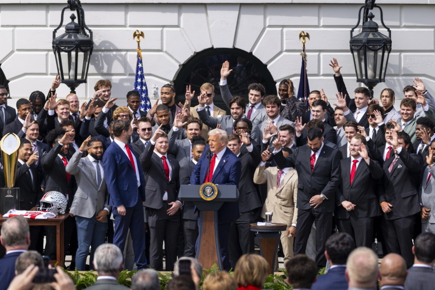 Ο αντιπρόεδρος των ΗΠΑ έσπασε το τρόπαιο του Οχάιο Στέιτ: «Δεν ήθελα να το πάρει άλλη ομάδα», δικαιολογήθηκε ο Βανς 