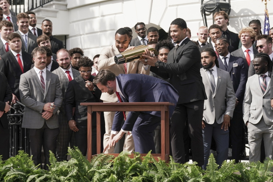 Ο αντιπρόεδρος των ΗΠΑ έσπασε το τρόπαιο του Οχάιο Στέιτ: «Δεν ήθελα να το πάρει άλλη ομάδα», δικαιολογήθηκε ο Βανς 