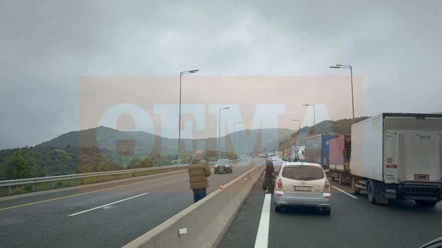 Εγκλωβισμένοι από τις 16:00 στην Εγνατία Οδό χιλιάδες οδηγοί μετά το δυστύχημα στα διόδια Πολυμύλου - Δείτε βίντεο και φωτογραφίες