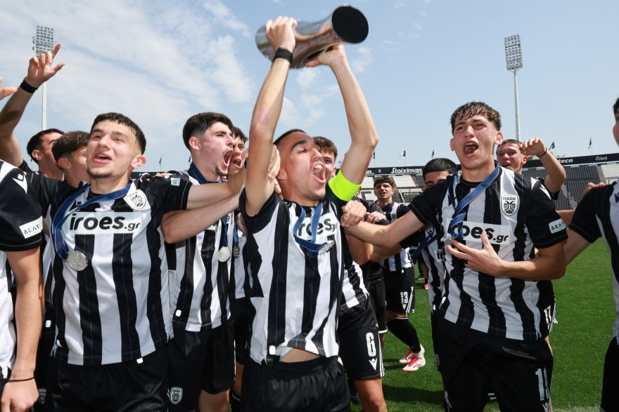  Βιεϊρίνια και Πέλκας έκαναν την απονομή της κούπας του πρωταθλήματος στην Κ-17 του ΠΑΟΚ - Βίντεο, φωτογραφίες