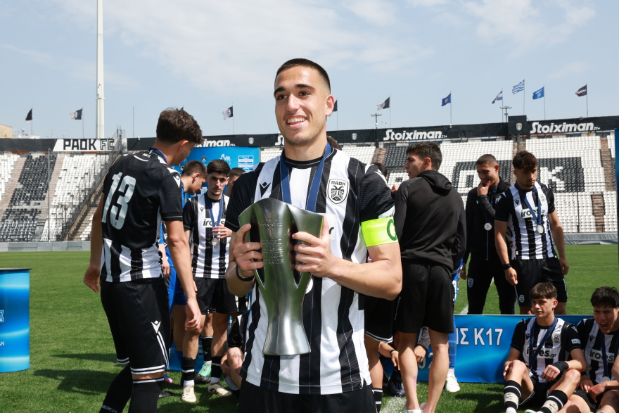  Βιεϊρίνια και Πέλκας έκαναν την απονομή της κούπας του πρωταθλήματος στην Κ-17 του ΠΑΟΚ - Βίντεο, φωτογραφίες