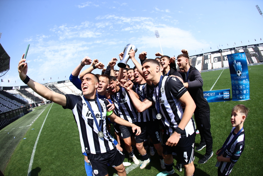  Βιεϊρίνια και Πέλκας έκαναν την απονομή της κούπας του πρωταθλήματος στην Κ-17 του ΠΑΟΚ - Βίντεο, φωτογραφίες