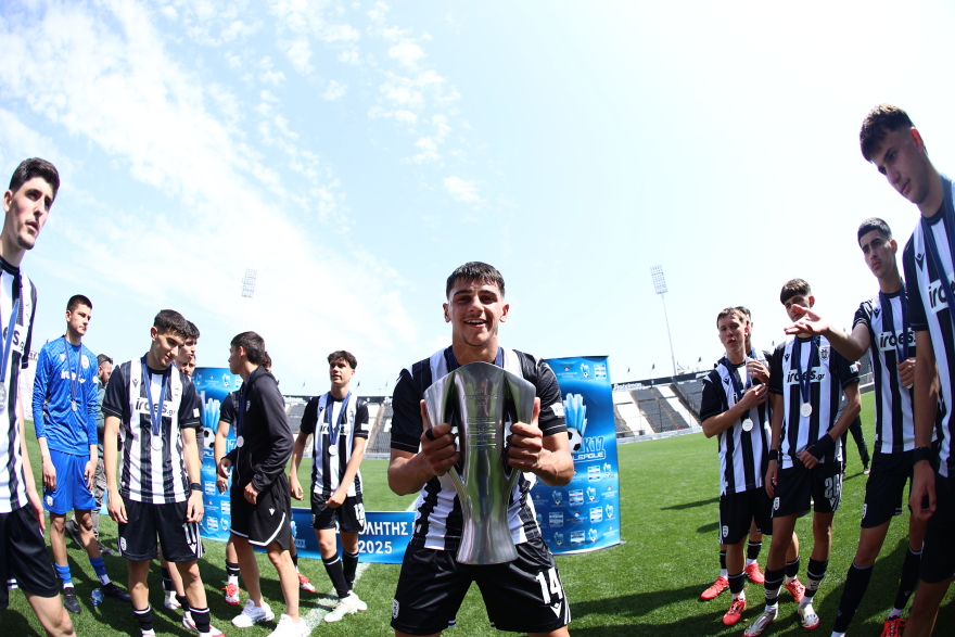  Βιεϊρίνια και Πέλκας έκαναν την απονομή της κούπας του πρωταθλήματος στην Κ-17 του ΠΑΟΚ - Βίντεο, φωτογραφίες