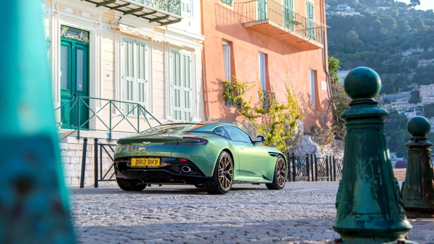 Η Aston Martin DB12 και σε έκδοση AMR