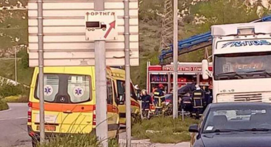 Αυτοκίνητο συγκρούστηκε με φορτηγό στην Καβάλα - Στη ΜΕΘ 22χρονος που εγκλωβίστηκε - Δείτε φωτογραφίες