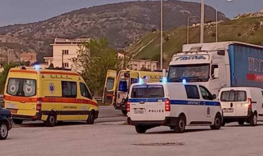 Αυτοκίνητο συγκρούστηκε με φορτηγό στην Καβάλα - Στη ΜΕΘ 22χρονος που εγκλωβίστηκε - Δείτε φωτογραφίες
