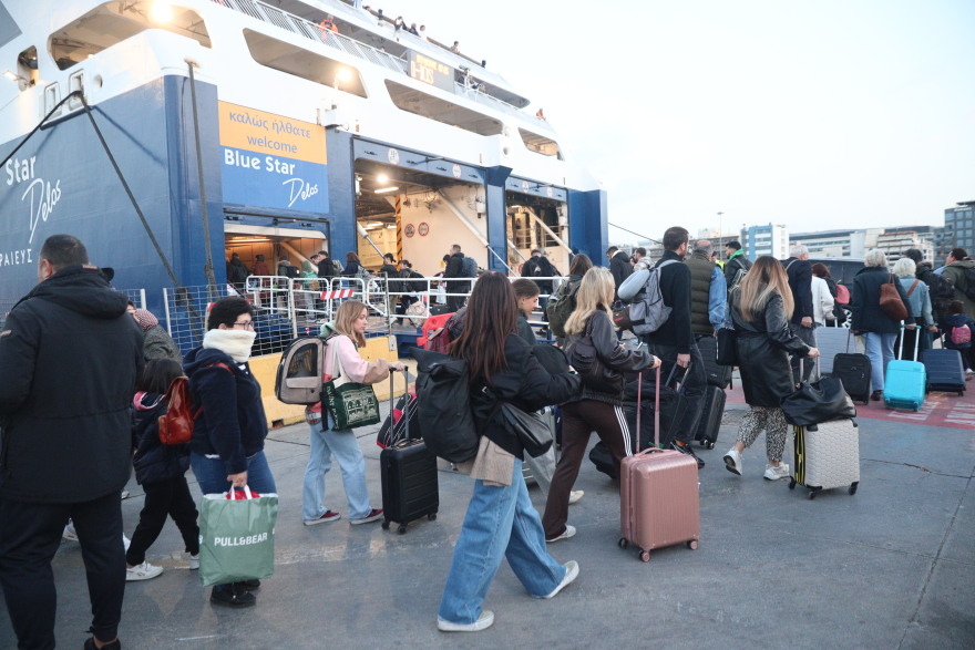 Κορυφώνεται η έξοδος των εκδρομέων του Πάσχα - Γεμάτα τα πλοία, στον Πειραιά ο Κικίλιας