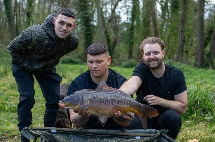 Ο Φιλ Φόντεν απολαμβάνει την ηρεμία του ψαρέματος και εντυπωσιάζει με τις ικανότητές του