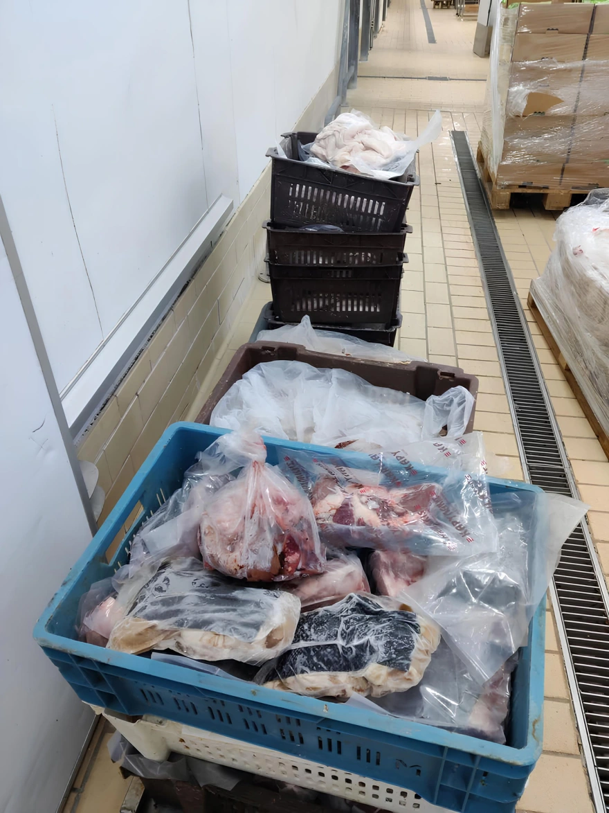 Carne alterată și brânză toxică: tone de alimente stricate confiscate în Attica, amenzi depășesc 157.000 de euro