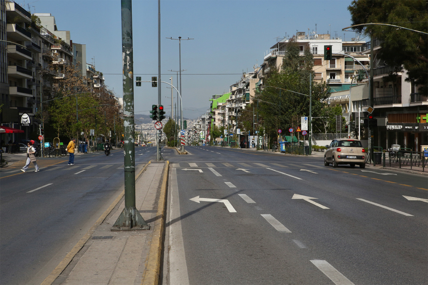 Άδεια η Αθήνα μετά τη μεγάλη έξοδο για το Πάσχα - Δείτε φωτογραφίες