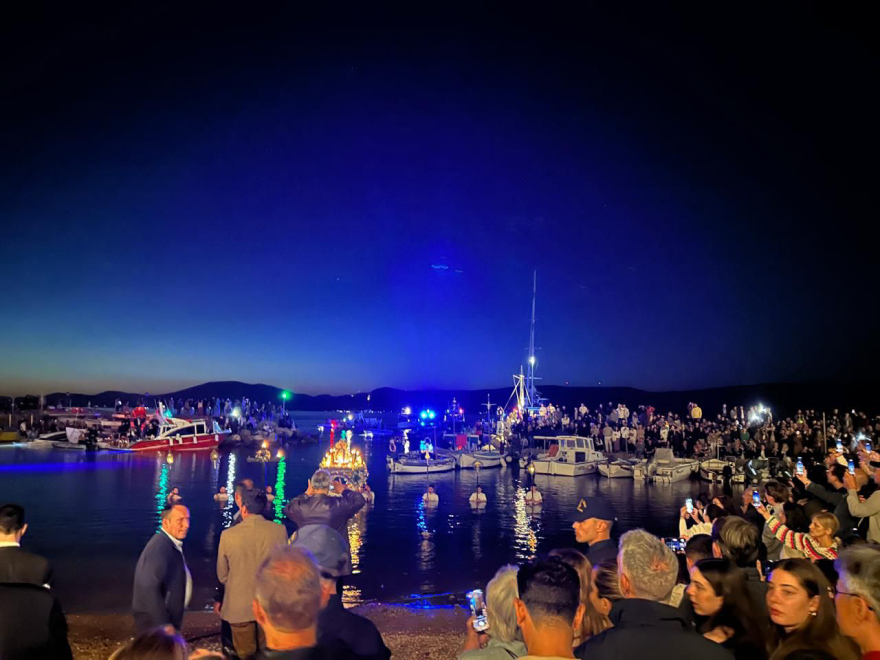 Με κατάνυξη και ευλάβεια η περιφορά του Επιταφίου στην Ύδρα - Η πομπή κατέληξε στη θάλασσα, δείτε φωτογραφίες