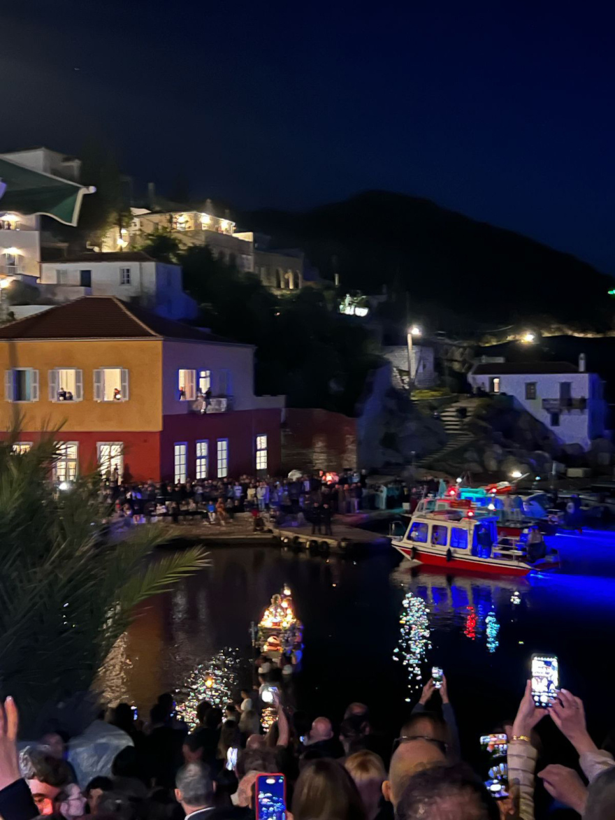 Με κατάνυξη και ευλάβεια η περιφορά του Επιταφίου στην Ύδρα - Η πομπή κατέληξε στη θάλασσα, δείτε φωτογραφίες