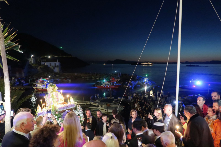 Με κατάνυξη και ευλάβεια η περιφορά του Επιταφίου στην Ύδρα - Η πομπή κατέληξε στη θάλασσα, δείτε φωτογραφίες