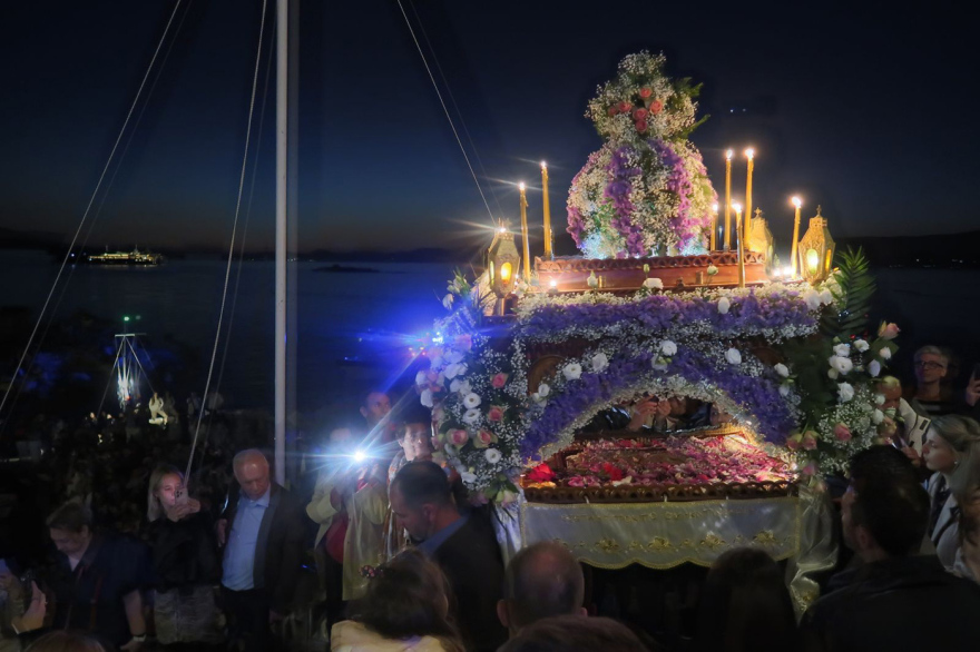 Με κατάνυξη και ευλάβεια η περιφορά του Επιταφίου στην Ύδρα - Η πομπή κατέληξε στη θάλασσα, δείτε φωτογραφίες