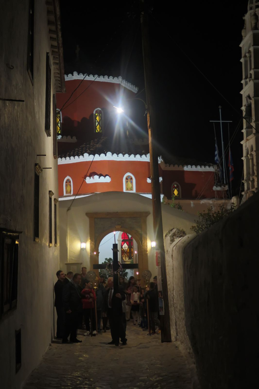 Με κατάνυξη και ευλάβεια η περιφορά του Επιταφίου στην Ύδρα - Η πομπή κατέληξε στη θάλασσα, δείτε φωτογραφίες