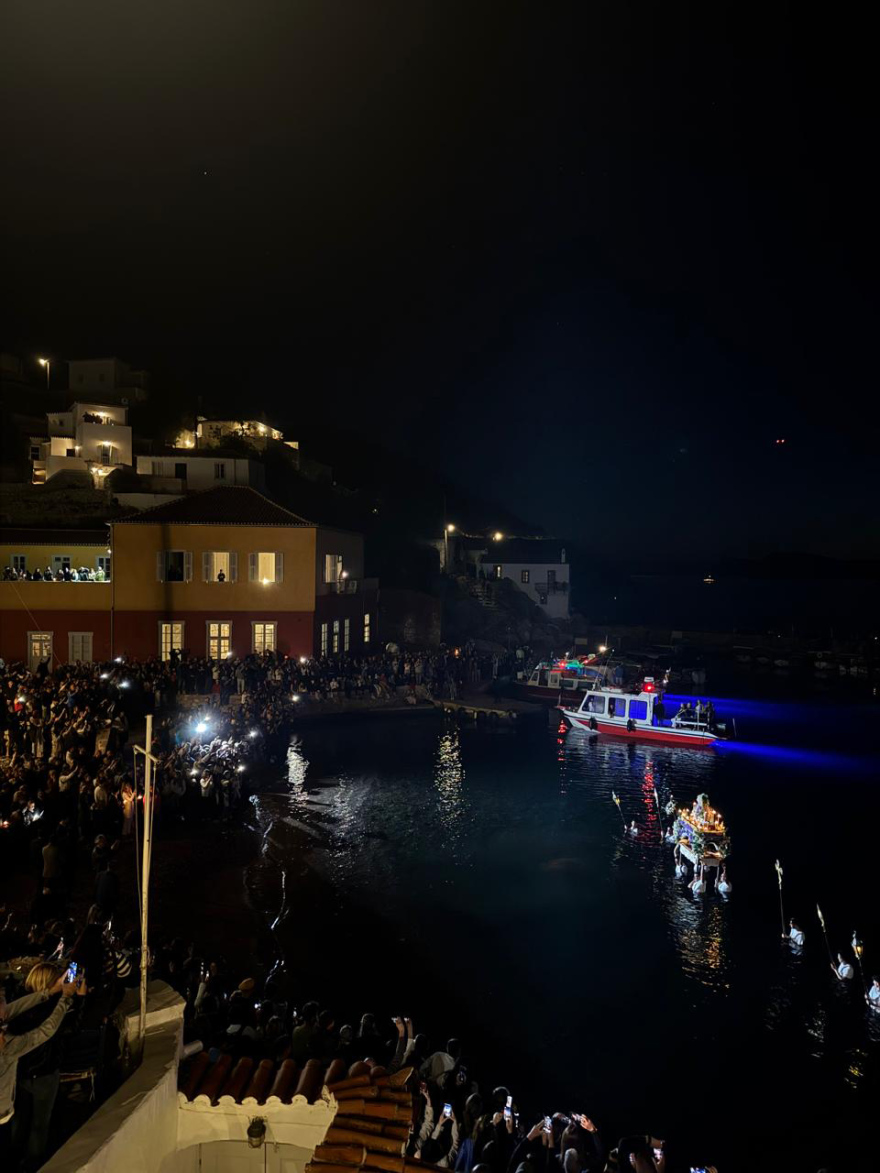 Με κατάνυξη και ευλάβεια η περιφορά του Επιταφίου στην Ύδρα - Η πομπή κατέληξε στη θάλασσα, δείτε φωτογραφίες