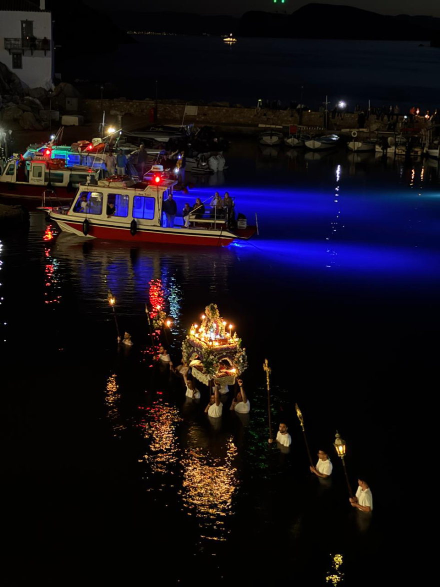 Με κατάνυξη και ευλάβεια η περιφορά του Επιταφίου στην Ύδρα - Η πομπή κατέληξε στη θάλασσα, δείτε φωτογραφίες