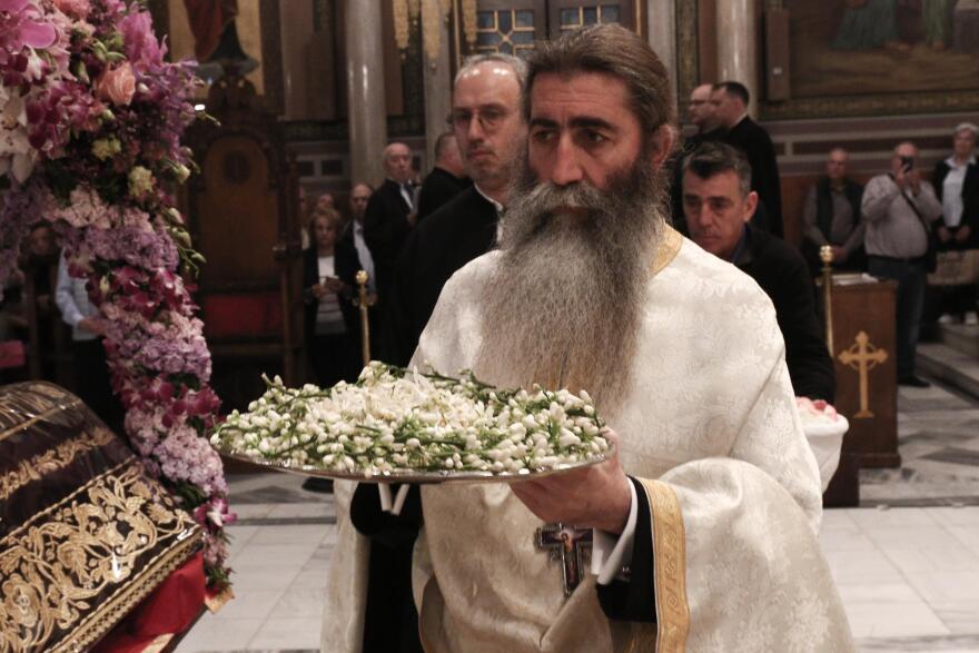 Πλήθος πιστών στην περιφορά του Επιταφίου της Μητρόπολης Αθηνών στο κέντρο της πόλης - Δείτε βίντεο και φωτογραφίες