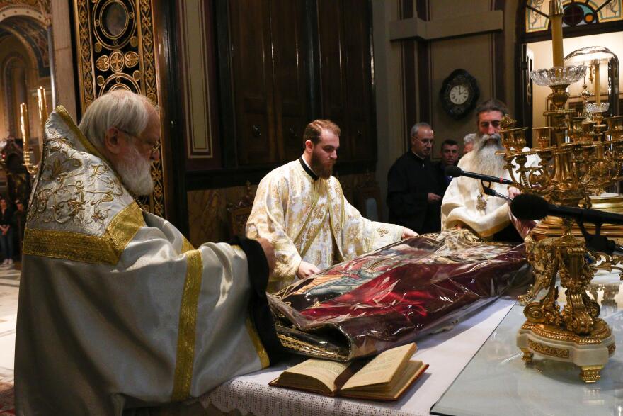 Πλήθος πιστών στην περιφορά του Επιταφίου της Μητρόπολης Αθηνών στο κέντρο της πόλης - Δείτε βίντεο και φωτογραφίες