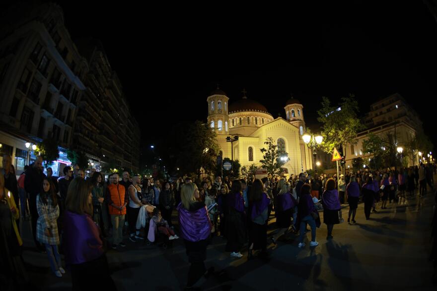 Δείτε αεροφωτογραφίες: Η εντυπωσιακή συνάντηση των πέντε Επιταφίων στην πλατεία Αριστοτέλους της Θεσσαλονίκης