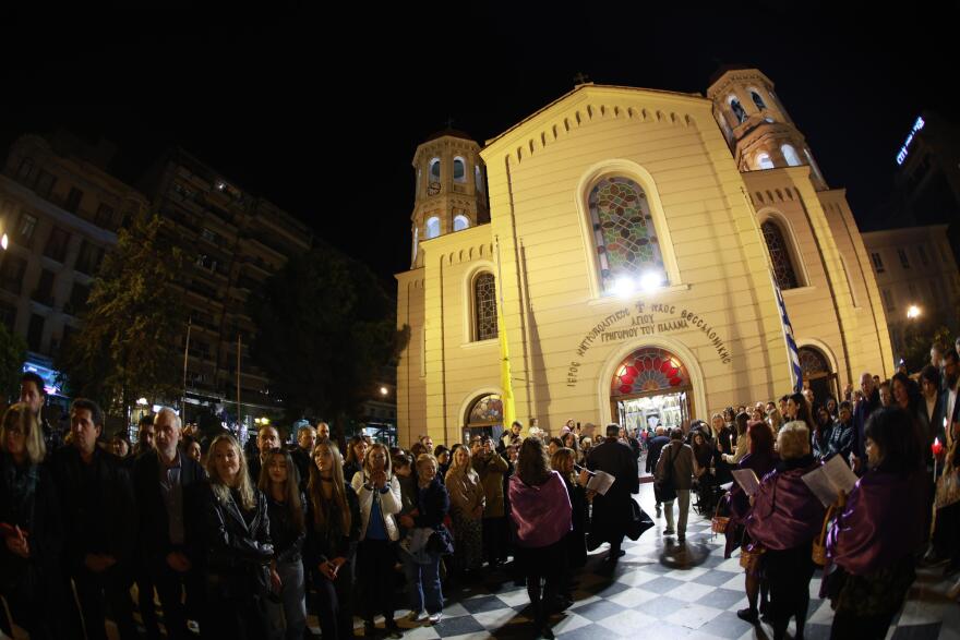 Δείτε αεροφωτογραφίες: Η εντυπωσιακή συνάντηση των πέντε Επιταφίων στην πλατεία Αριστοτέλους της Θεσσαλονίκης