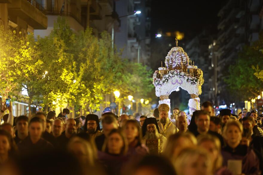Δείτε αεροφωτογραφίες: Η εντυπωσιακή συνάντηση των πέντε Επιταφίων στην πλατεία Αριστοτέλους της Θεσσαλονίκης