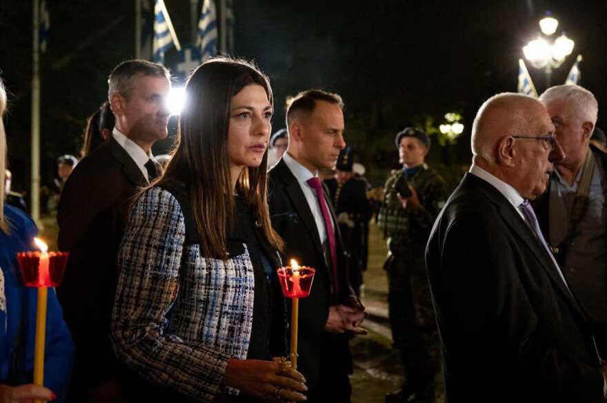 Πλήθος πιστών στην περιφορά του Επιταφίου της Μητρόπολης Αθηνών στο κέντρο της πόλης - Δείτε βίντεο και φωτογραφίες