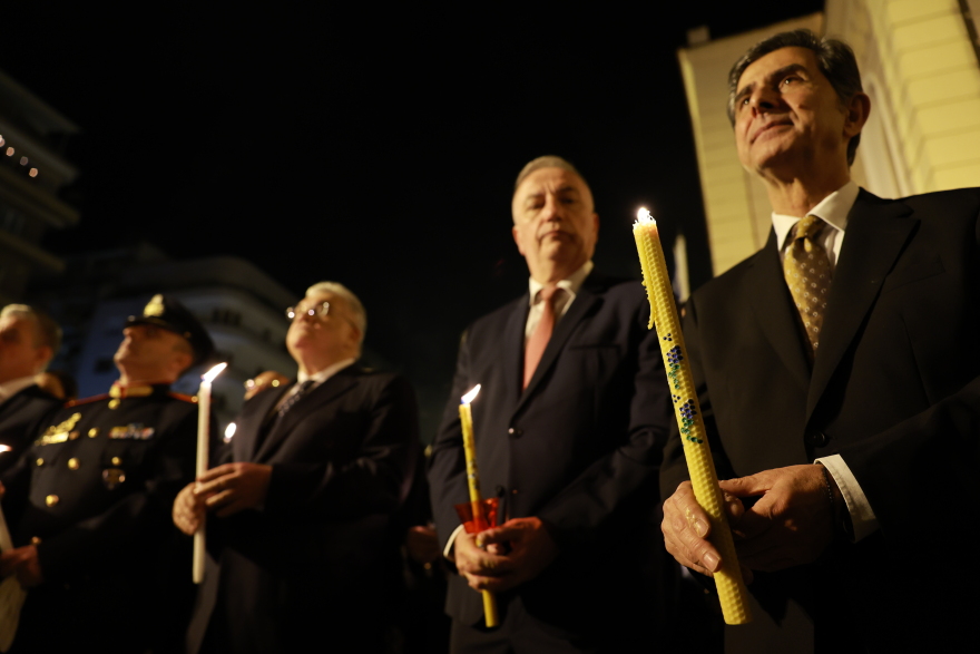 Χριστός Ανέστη: Χαρμόσυνες εικόνες σε Αθήνα, Θεσσαλονίκη, Κέρκυρα και Ναύπλιο - Βίντεο και φωτογραφίες