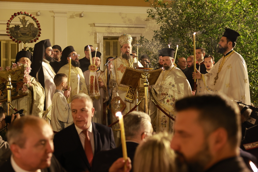 Χριστός Ανέστη: Χαρμόσυνες εικόνες σε Αθήνα, Θεσσαλονίκη, Κέρκυρα και Ναύπλιο - Βίντεο και φωτογραφίες
