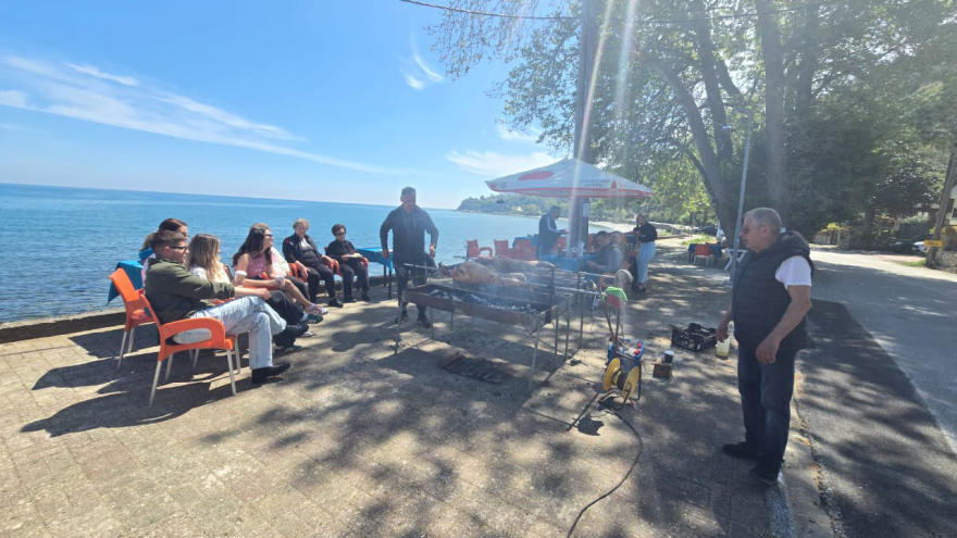 Ψήσιμο του οβελία, τσούγκρισμα και χοροί - Πασχαλινό γλέντι απ’ άκρη σ’ άκρη της Ελλάδας, δείτε βίντεο και φωτογραφίες