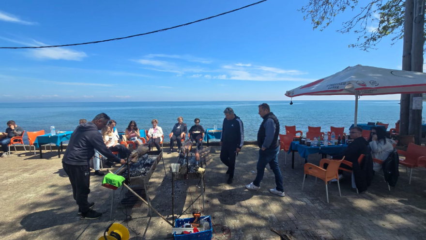 Ψήσιμο του οβελία, τσούγκρισμα και χοροί - Πασχαλινό γλέντι απ’ άκρη σ’ άκρη της Ελλάδας, δείτε βίντεο και φωτογραφίες