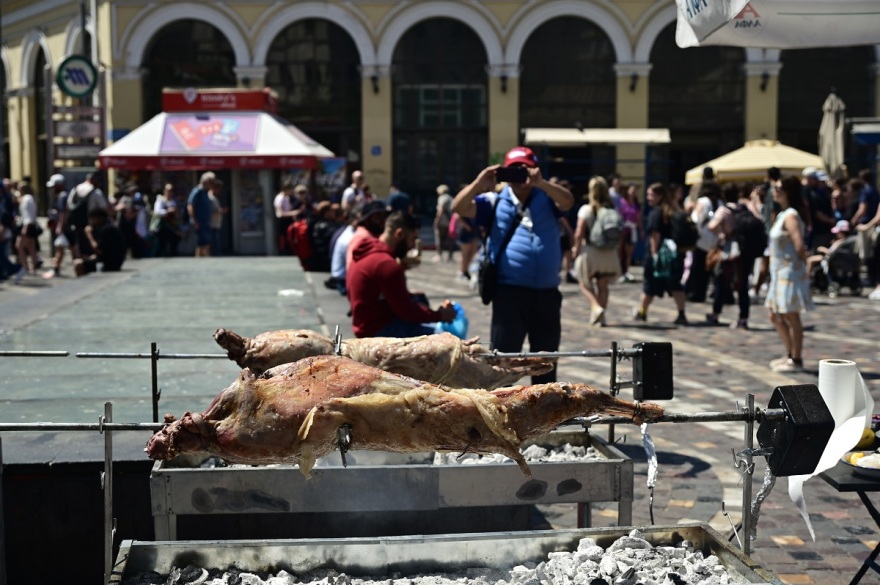 Ψήσιμο του οβελία, τσούγκρισμα και χοροί - Πασχαλινό γλέντι απ’ άκρη σ’ άκρη της Ελλάδας, δείτε βίντεο και φωτογραφίες
