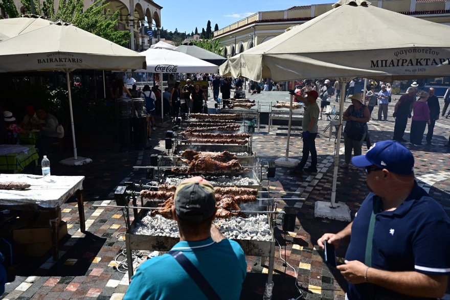 Ψήσιμο του οβελία, τσούγκρισμα και χοροί - Πασχαλινό γλέντι απ’ άκρη σ’ άκρη της Ελλάδας, δείτε βίντεο και φωτογραφίες
