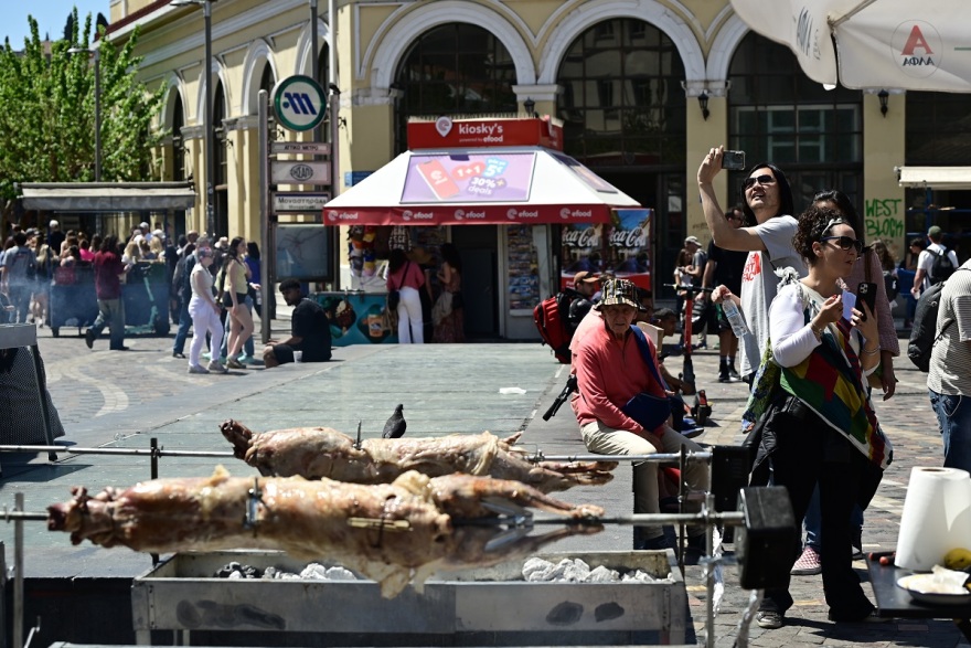 Ψήσιμο του οβελία, τσούγκρισμα και χοροί - Πασχαλινό γλέντι απ’ άκρη σ’ άκρη της Ελλάδας, δείτε βίντεο και φωτογραφίες