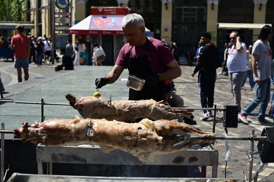 Ψήσιμο του οβελία, τσούγκρισμα και χοροί - Πασχαλινό γλέντι απ’ άκρη σ’ άκρη της Ελλάδας, δείτε βίντεο και φωτογραφίες