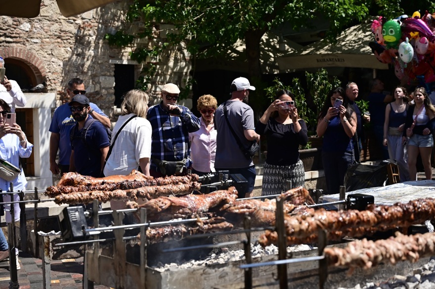 Ψήσιμο του οβελία, τσούγκρισμα και χοροί - Πασχαλινό γλέντι απ’ άκρη σ’ άκρη της Ελλάδας, δείτε βίντεο και φωτογραφίες