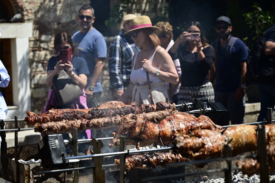 Ψήσιμο του οβελία, τσούγκρισμα και χοροί - Πασχαλινό γλέντι απ’ άκρη σ’ άκρη της Ελλάδας, δείτε βίντεο και φωτογραφίες