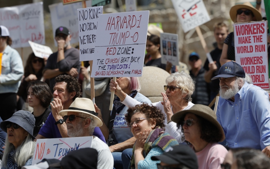 Χιλιάδες πολίτες στους δρόμους των ΗΠΑ κατά των πολιτικών Τραμπ: «Όχι βασιλιάδες στην Αμερική!»